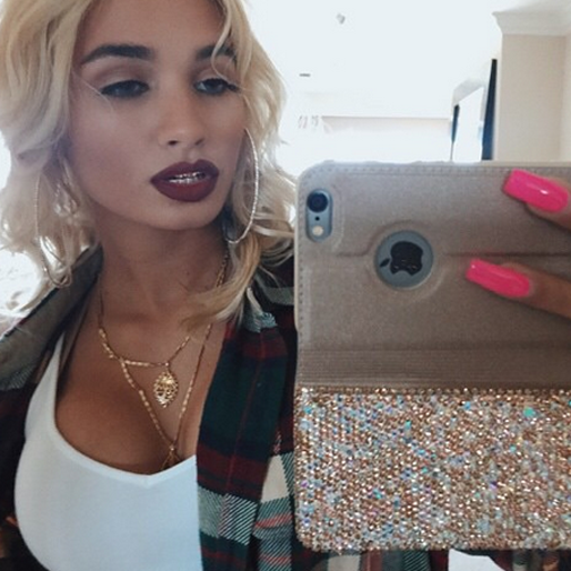 Pia Mia Perez tar en selfie. Pia Mia Perez tar en selfie.
